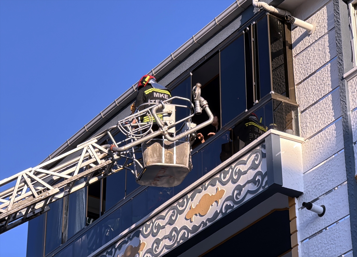 Kırıkkale'de apartmanda çıkan yangında 8 kişi dumandan etkilendi