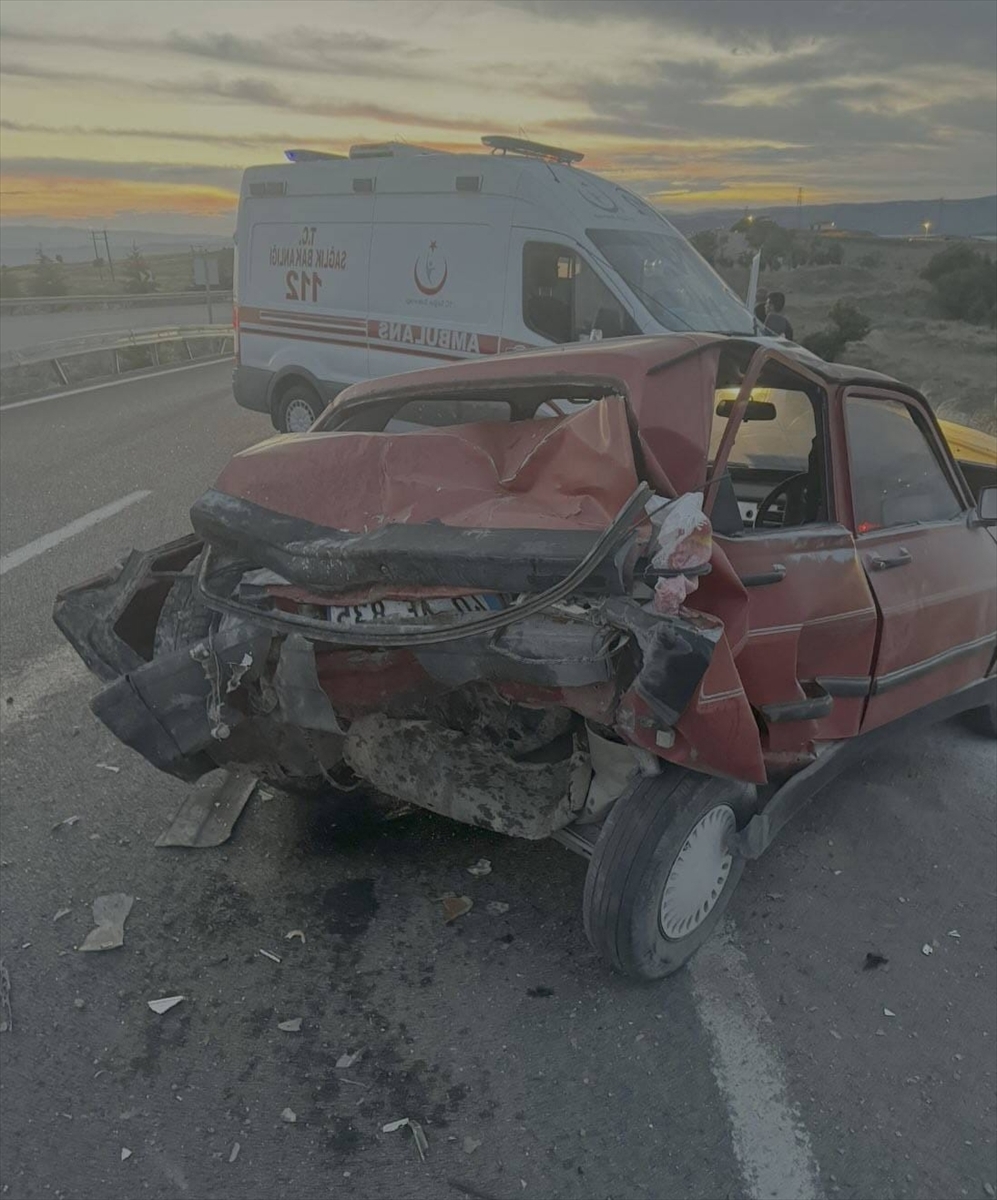 Kırıkkale'de otomobil ile kamyonetin çarpıştığı kazada 1 kişi öldü, 2 kişi yaralandı