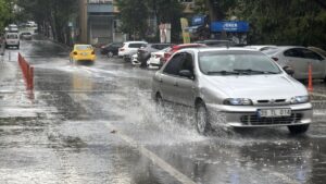 KIRKLARELİ (AA) – Kırklareli'nde sağanak yaşamı olumsuz etkiledi. Kentte aniden