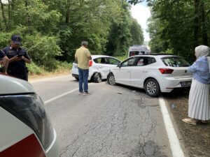 KOCAELİ (AA) – Kocaeli'nin Kartepe ilçesinde iki otomobilin çarpışması sonucu