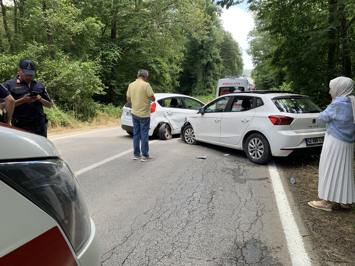 Kocaeli'de iki otomobilin çarpıştığı kazada 6 kişi yaralandı
