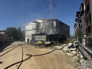 KOCAELİ (AA) – Kocaeli'nin Kartepe ilçesinde inşaat şantiyesindeki depoda çıkan