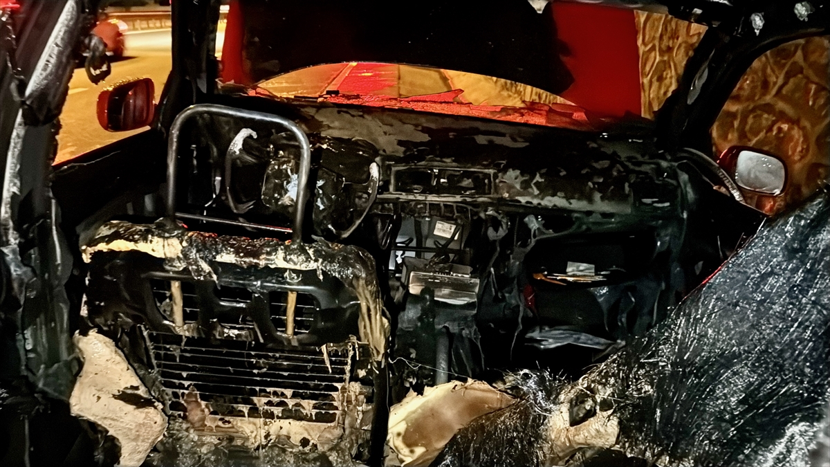 Kocaeli'de seyir halindeki otomobilde çıkan yangın söndürüldü