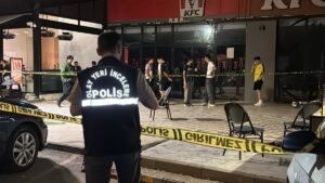 KOCAELİ (AA) – Kocaeli'nin Çayırova ilçesinde silahlı saldırıda yaralanan genç,