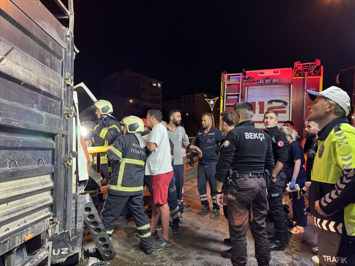 Kocaeli'de yön tabelasına çarpan kamyonetin sürücüsü yaralandı