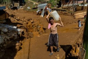 BOGOTA (AA) – Kolombiya'nın Medellin kentinde dün şiddetli yağışların yol