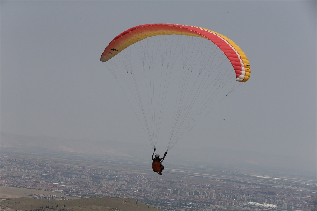 Konya'da 12 yaşındaki yamaç paraşütçü Bedirhan Tosun gökyüzünde uçmayı seviyor