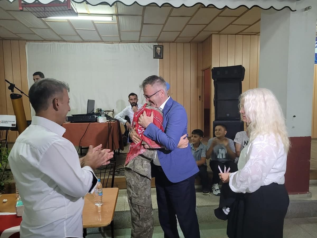 Konya'da asker olmak isteyen engelli genç için temsili “asker eğlencesi” düzenlendi