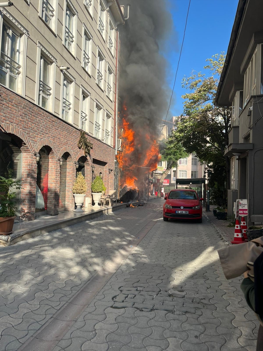 Konya'da iş yerinde çıkan yangında 4 kişi dumandan etkilendi