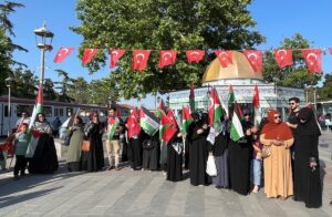 KONYA (AA) – Konya'da kadınlar, İsrail'in Gazze'ye yönelik saldırılarını lanetlemek,