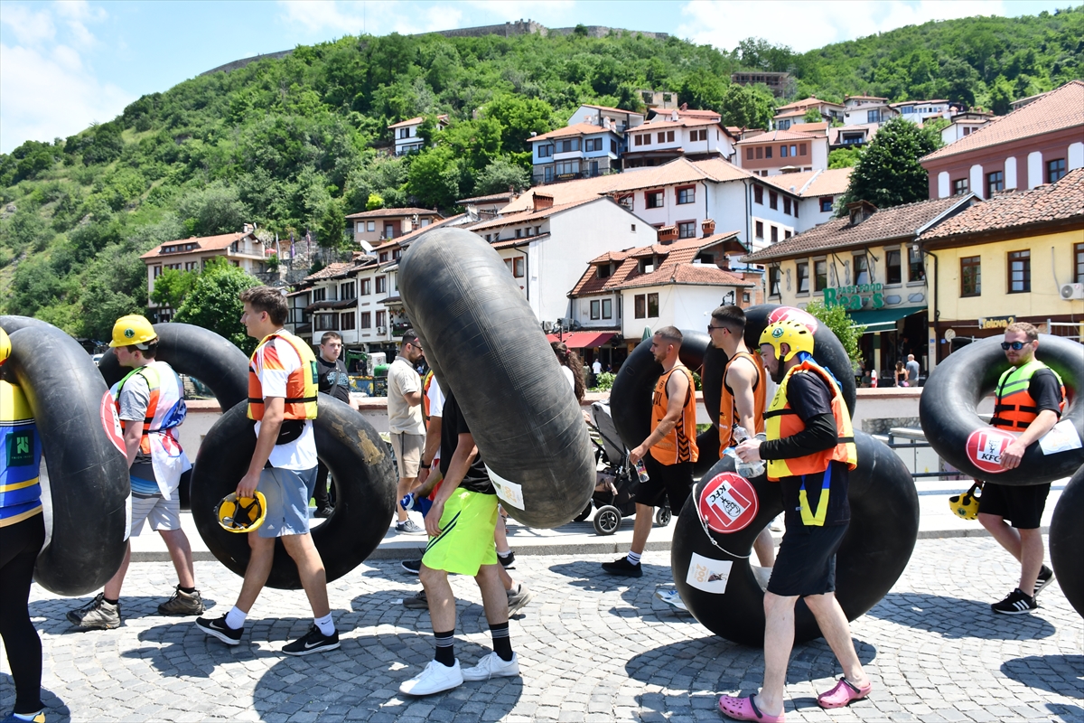 Kosova'da adrenalin tutkunları çevre kirliliğine dikkati çekmek için nehirde şambrellerle rafting yaptı