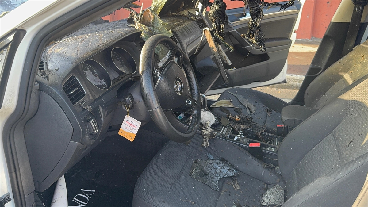 Küçükçekmece'de seyir halindeki otomobilde çıkan yangın söndürüldü