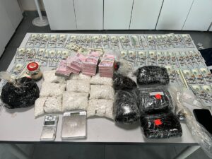 İSTANBUL (AA) – İstanbul Küçükçekmece'de, uyuşturucu satıcılarına yönelik operasyonunda gözaltına