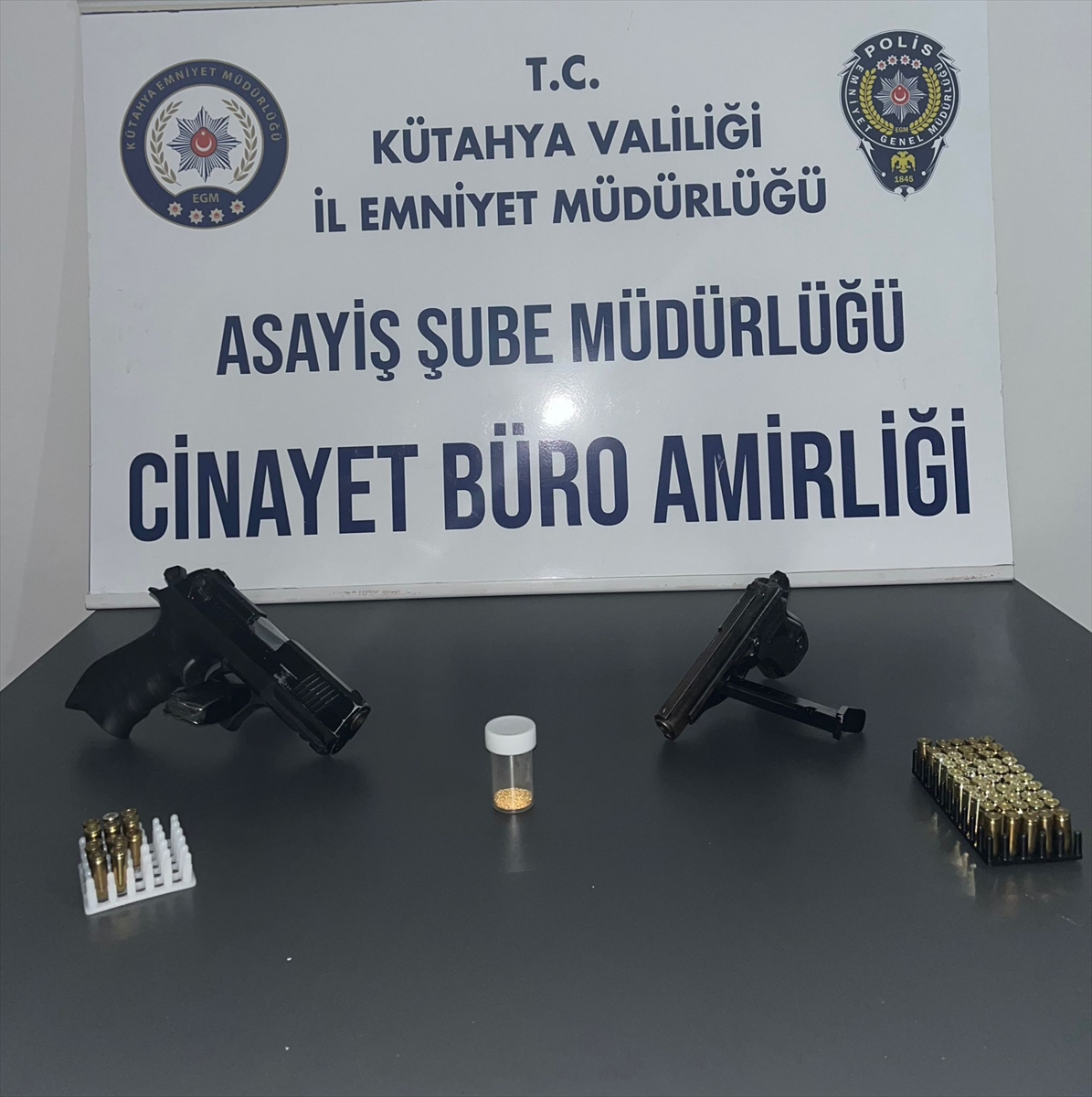 Kütahya'da ayakkabı içinde kaliforniyum olduğu değerlendirilen madde ele geçirildi