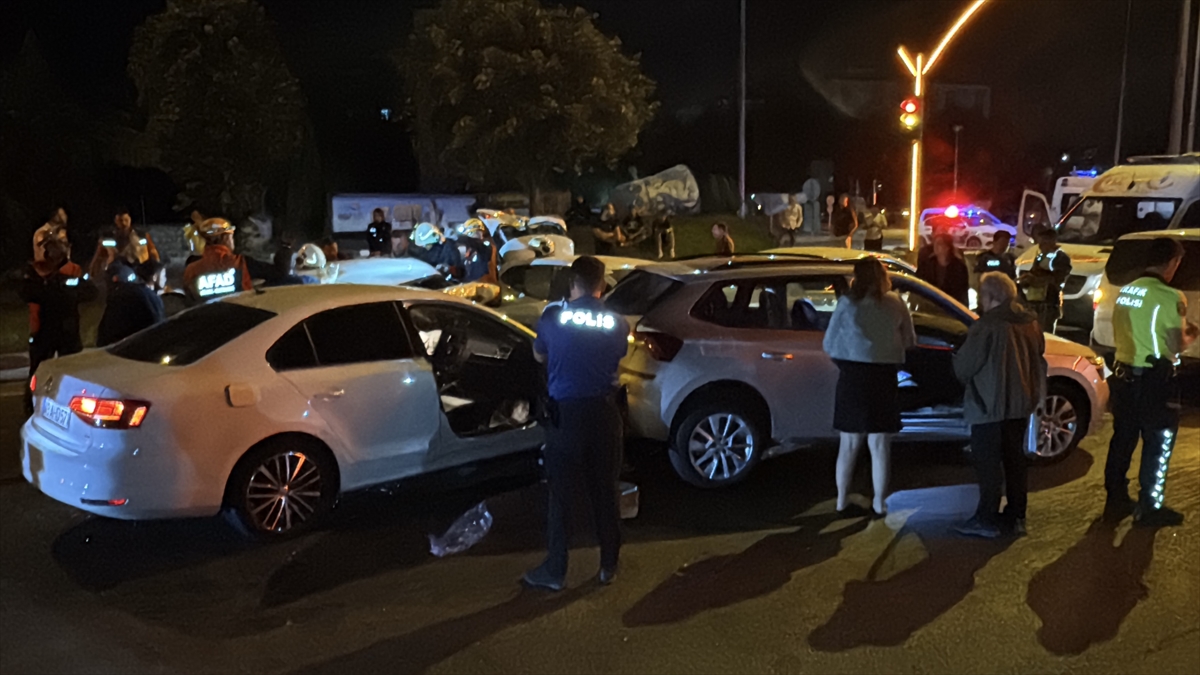 Kütahya'da zincirleme trafik kazasında 4 kişi yaralandı