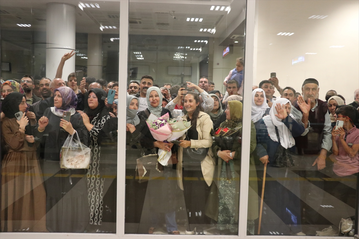 Kutsal topraklardan Ağrı'ya dönen hacılar alkışlar ve çiçeklerle karşılandı