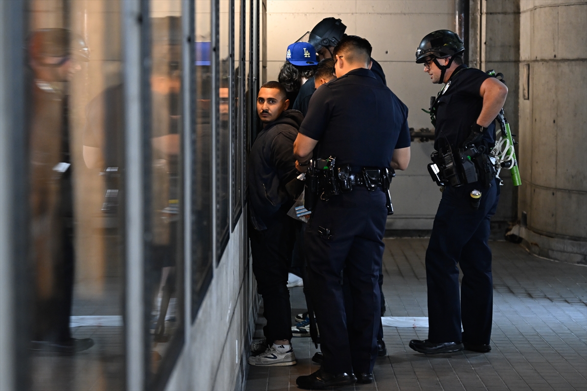 Los Angeles'ta sokağa çıkma yasağı ilan edildi