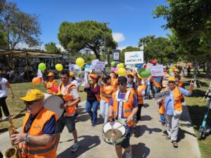- Antalya'daki programa katılanlar gökyüzüne balon bıraktı 