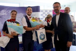 - Alanya-Gazipaşa Havalimanı'na iniş yapan uçaktaki 180 yolcu çiçeklerle karşılandı