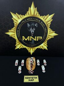 MALATYA (AA) – Malatya'da ekmeğin arasına uyuşturucu gizleyen 2 şüpheli