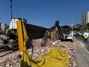İSTANBUL (AA) – Maltepe'de hafriyat kamyonunun damperinin devrilmesi sonucu yol