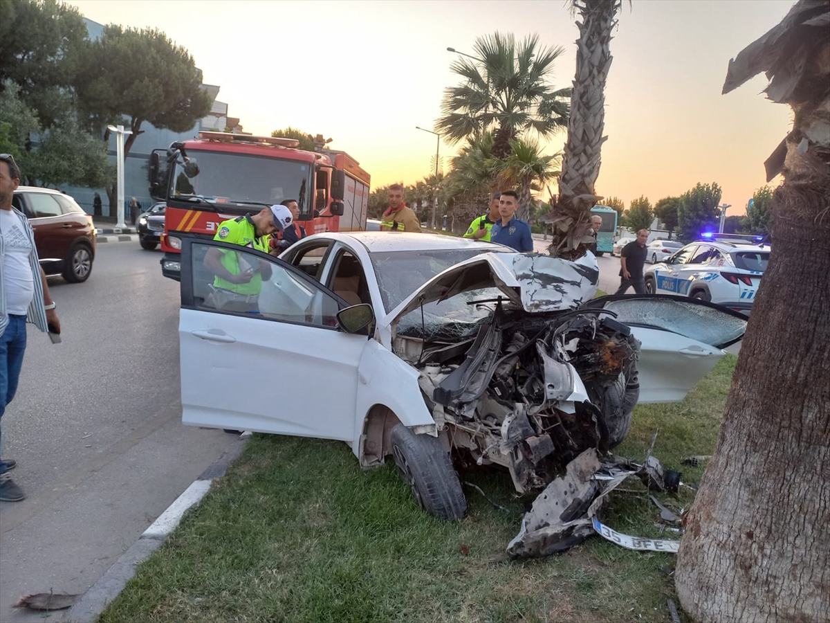 Manisa'da ağaca çarpan otomobilin sürücüsü ağır yaralandı