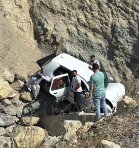 MANİSA (AA) – Manisa'nın Akhisar ilçesinde menfeze düşen otomobildeki 12