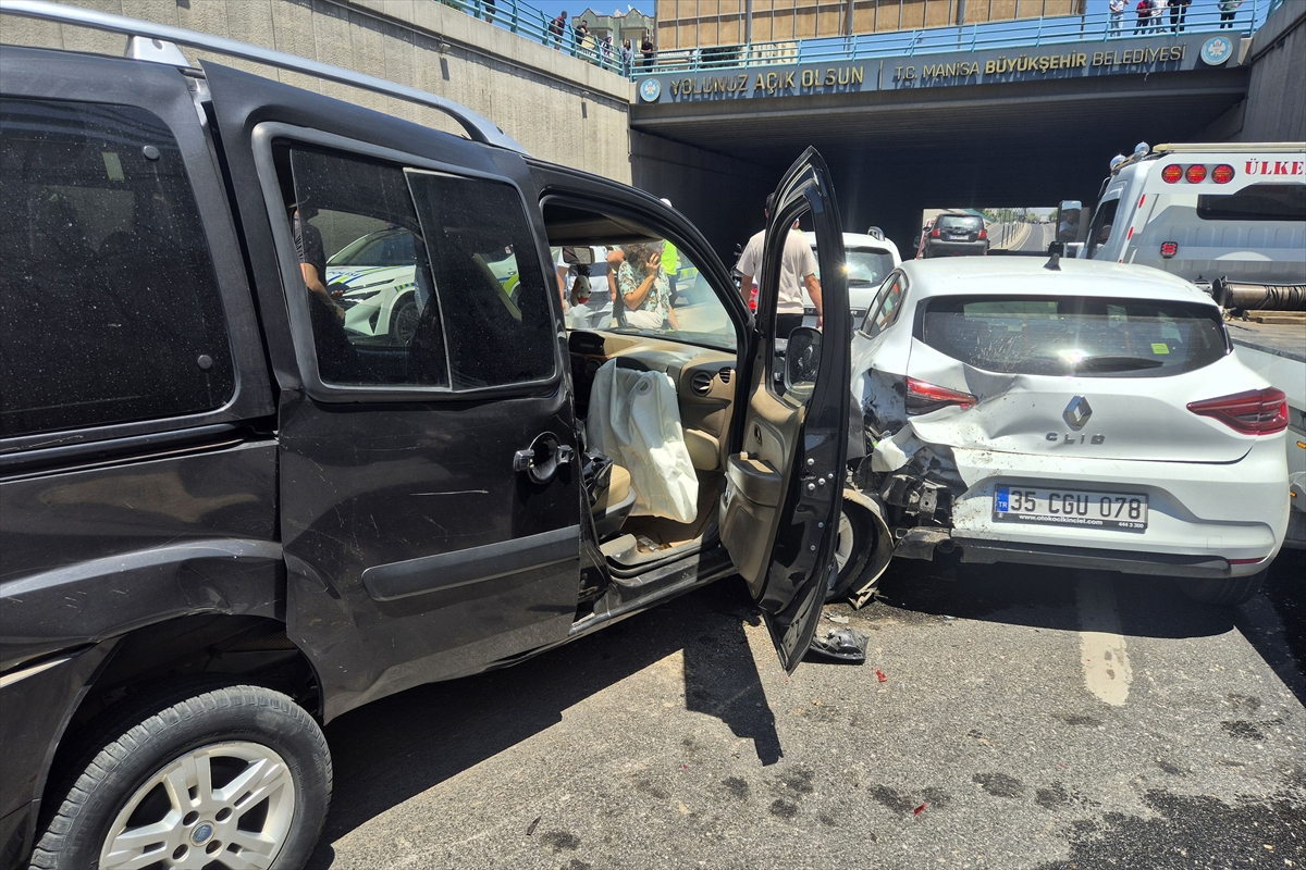 Manisa'da zincirleme trafik kazasında 7 kişi yaralandı