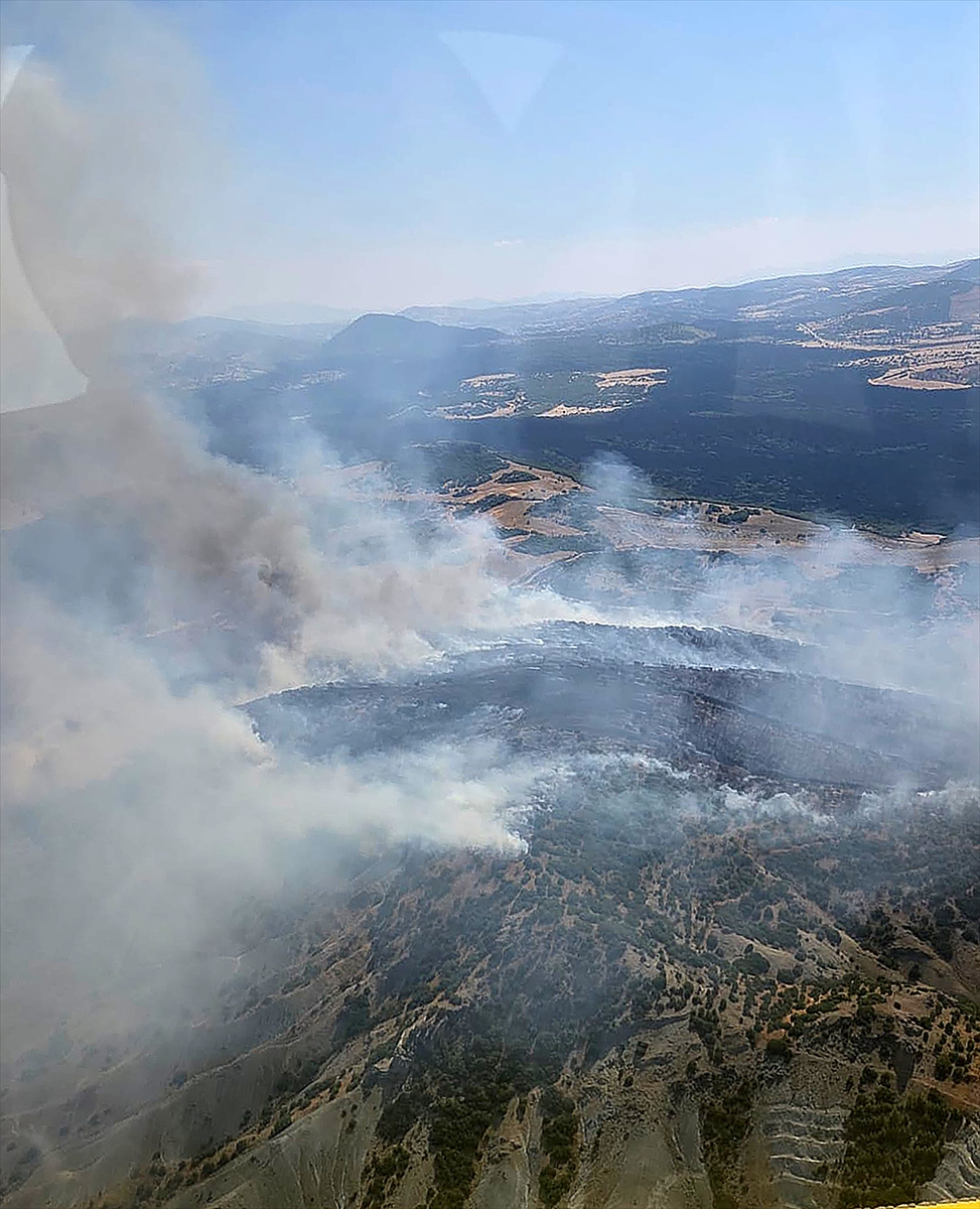 Manisa'nın Kula ilçesindeki orman yangınına müdahale ediliyor