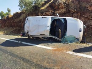 MARDİN (AA) – Mardin'in Midyat ilçesinde hafif ticari aracın devrilmesi