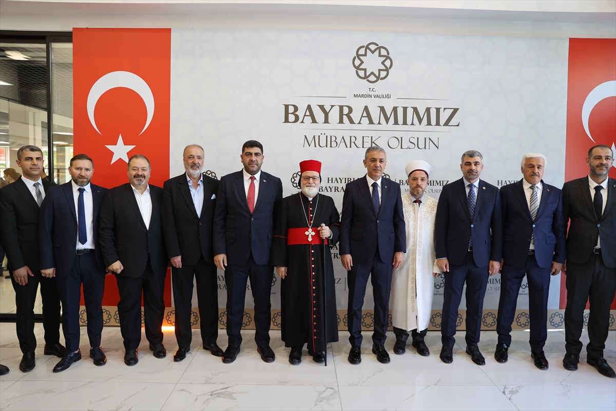 Mardin'de farklı dine mensup vatandaşlar bayramlaşma programında buluştu