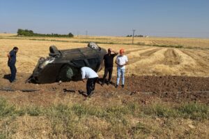 MARDİN (AA) – Mardin'in Kızıltepe ilçesinde otomobilin tarlaya devrilmesi sonucu
