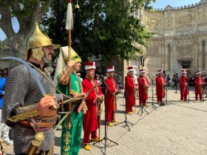 - Dolmabahçe Sarayı Hazine Kapısı önünde Milli Savunma Bakanlığı Mehteran