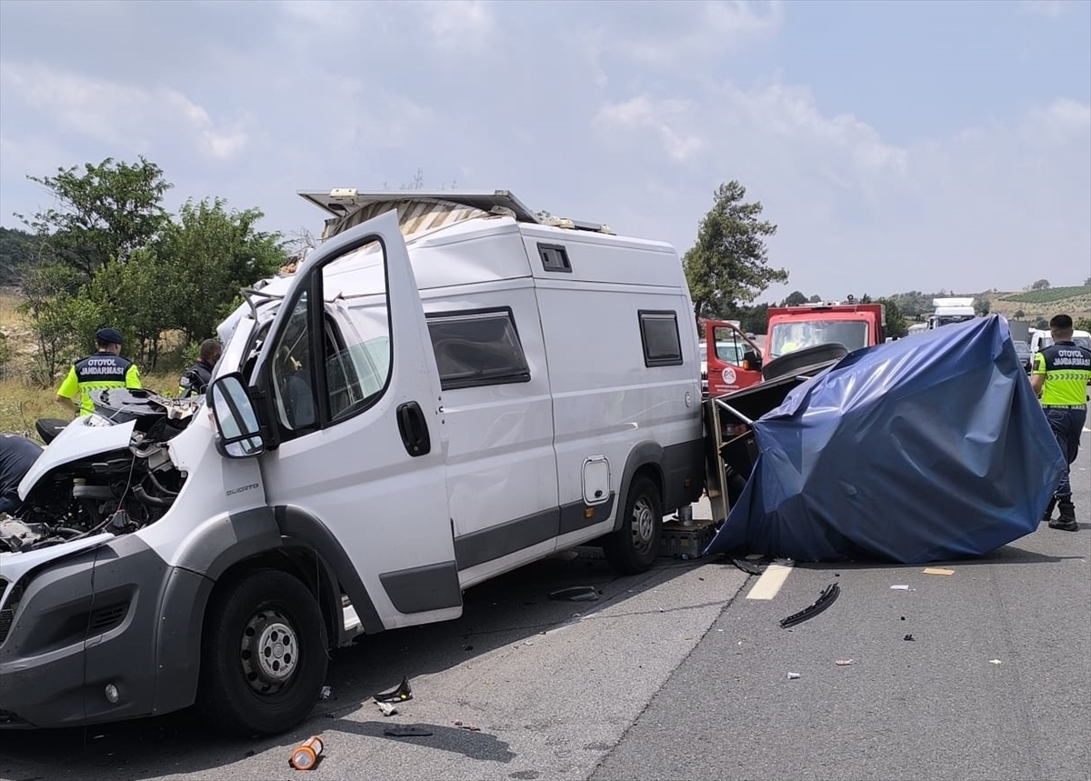 Mersin'de karavanın tıra çarpması sonucu 1 kişi öldü, 1 kişi yaralandı