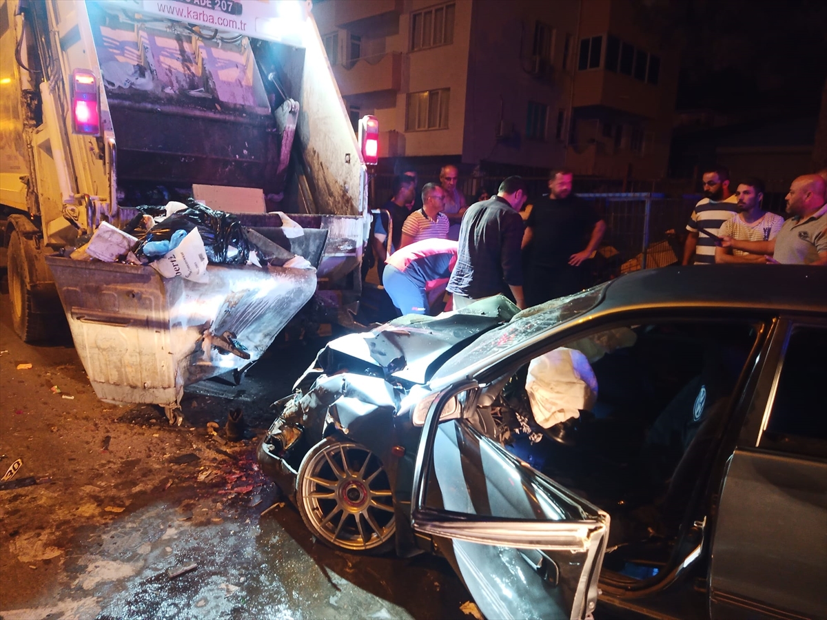 Mersin'de otomobil çöp kamyonuna çarptı, 1 kişi öldü, 4 kişi yaralandı