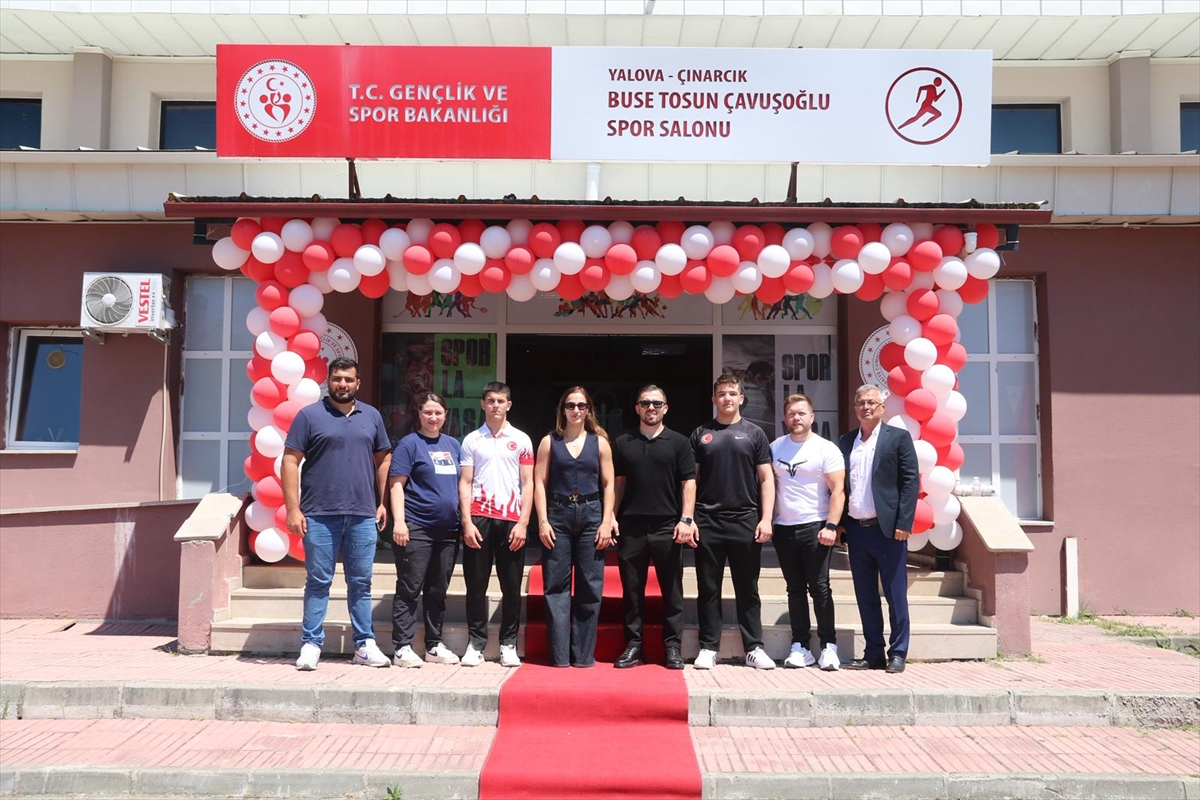 Milli güreşçi Buse Tosun Çavuşoğlu'nun adı Çınarcık'ta spor salonuna verildi