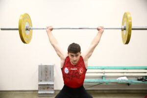 GİRESUN (AA) – GÜLTEKİN YETGİN – Giresun'da öğretmeninin yönlendirmesiyle haltere