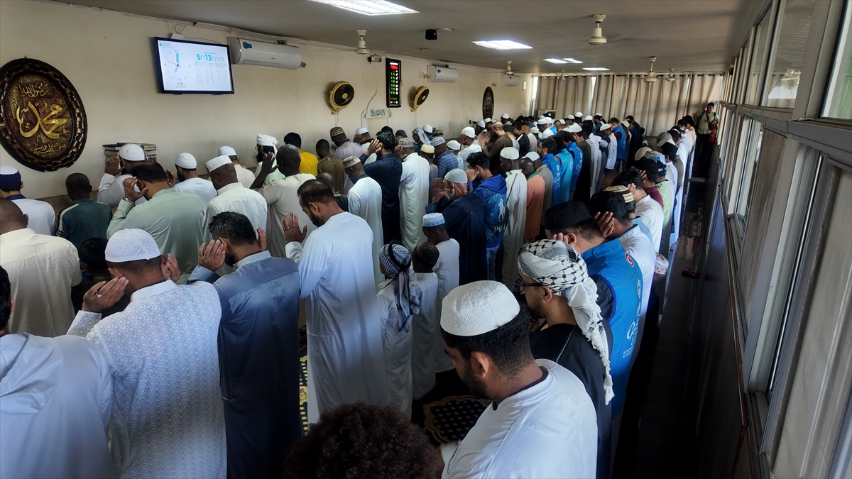 Mozambik'te Müslümanlar Kurban Bayramı namazı için saf tuttu