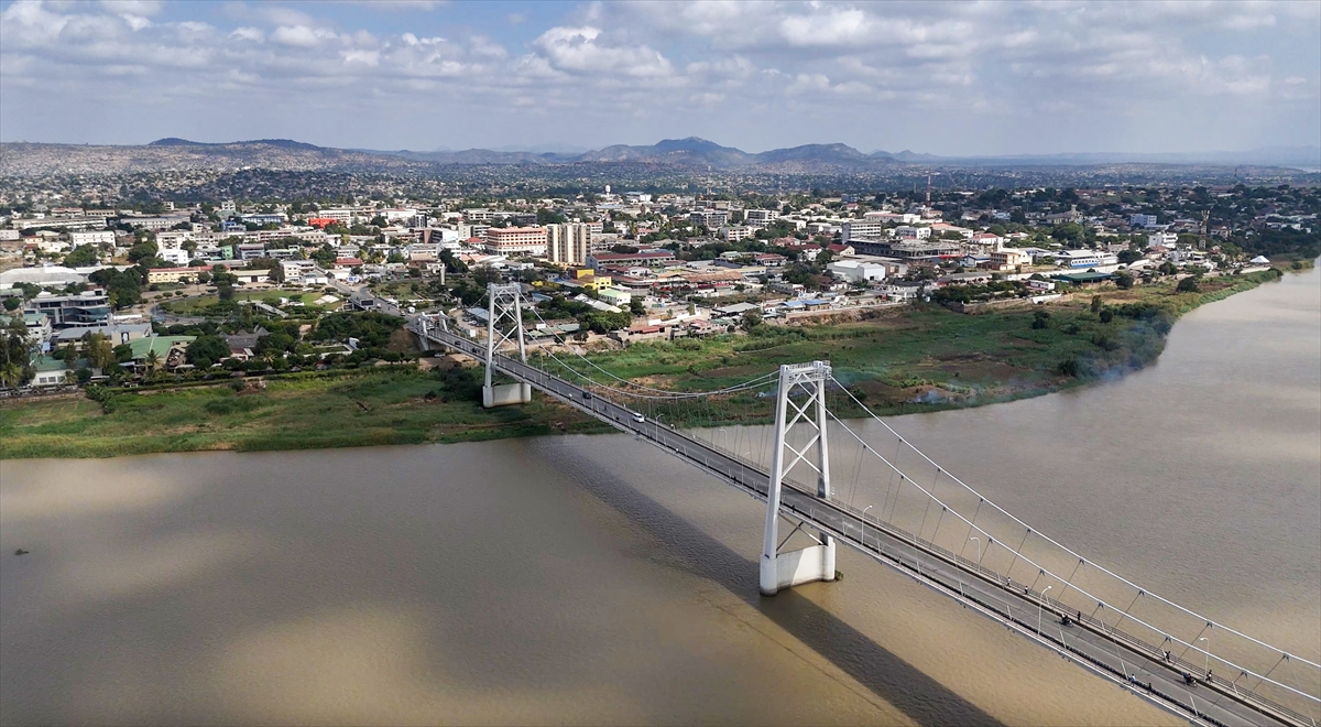 Mozambik'teki Zambezi Nehri ve Samora Machel Köprüsü havadan görüntülendi