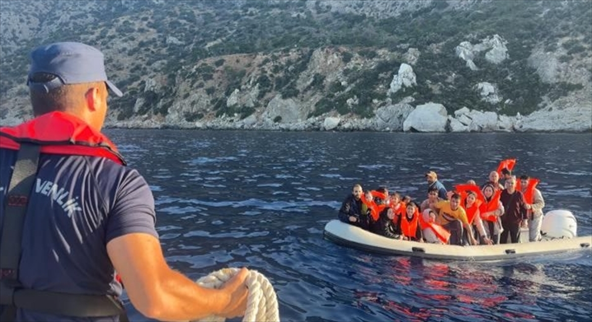 Muğla açıklarında 38 düzensiz göçmen yakalandı, 25 göçmen kurtarıldı