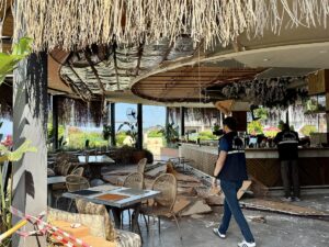 MUĞLA (AA) – Muğla'nın Fethiye ilçesinde restoranın tavanındaki malzemenin düşmesi