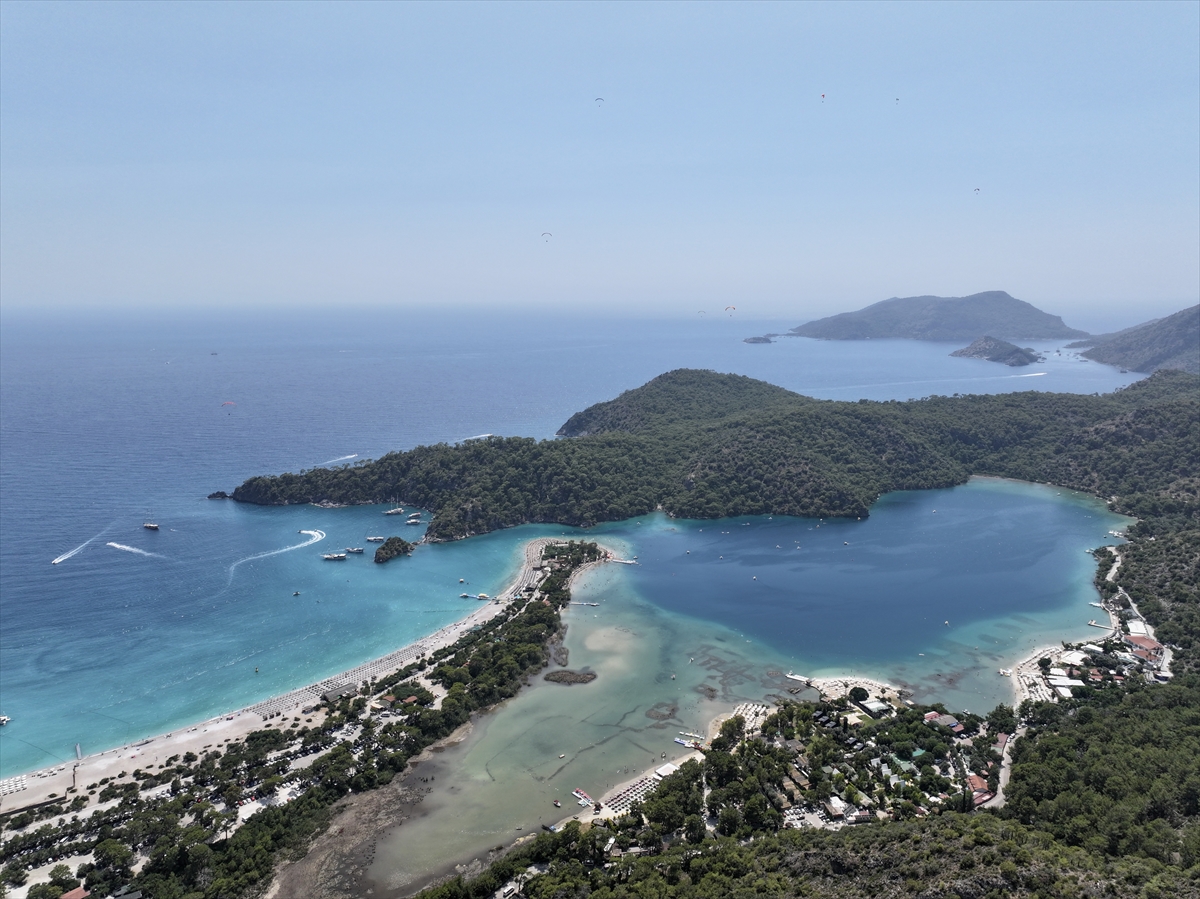 Muğla'da sıcak hava nedeniyle sahillerde yoğunluk yaşanıyor