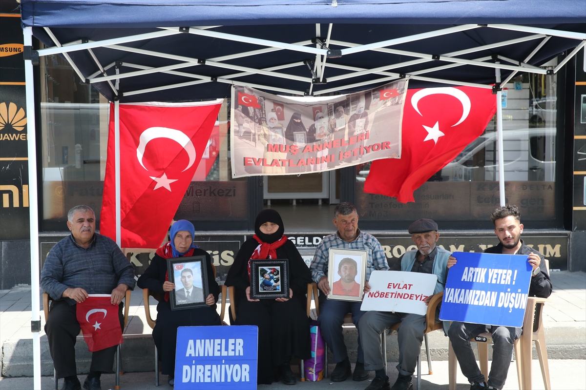 Muş'ta evlatlarına kavuşmak isteyen aileler DEM Parti önündeki eylemlerini sürdürdü