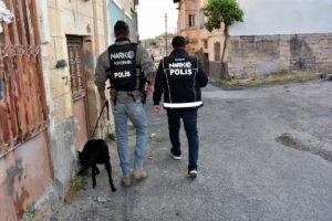 NEVŞEHİR (AA) – Nevşehir'de polisin helikopter destekli uyuşturucu operasyonunda 61