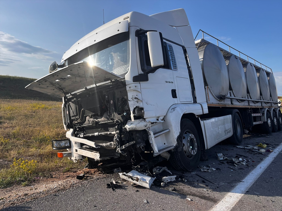 Nevşehir'de tır ve otomobilin çarpıştığı kazada 2 kişi yaşamını yitirdi