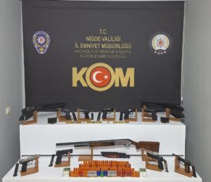 NİĞDE (AA) – Niğde'de polisin düzenlediği ruhsatsız silah operasyonunda 16