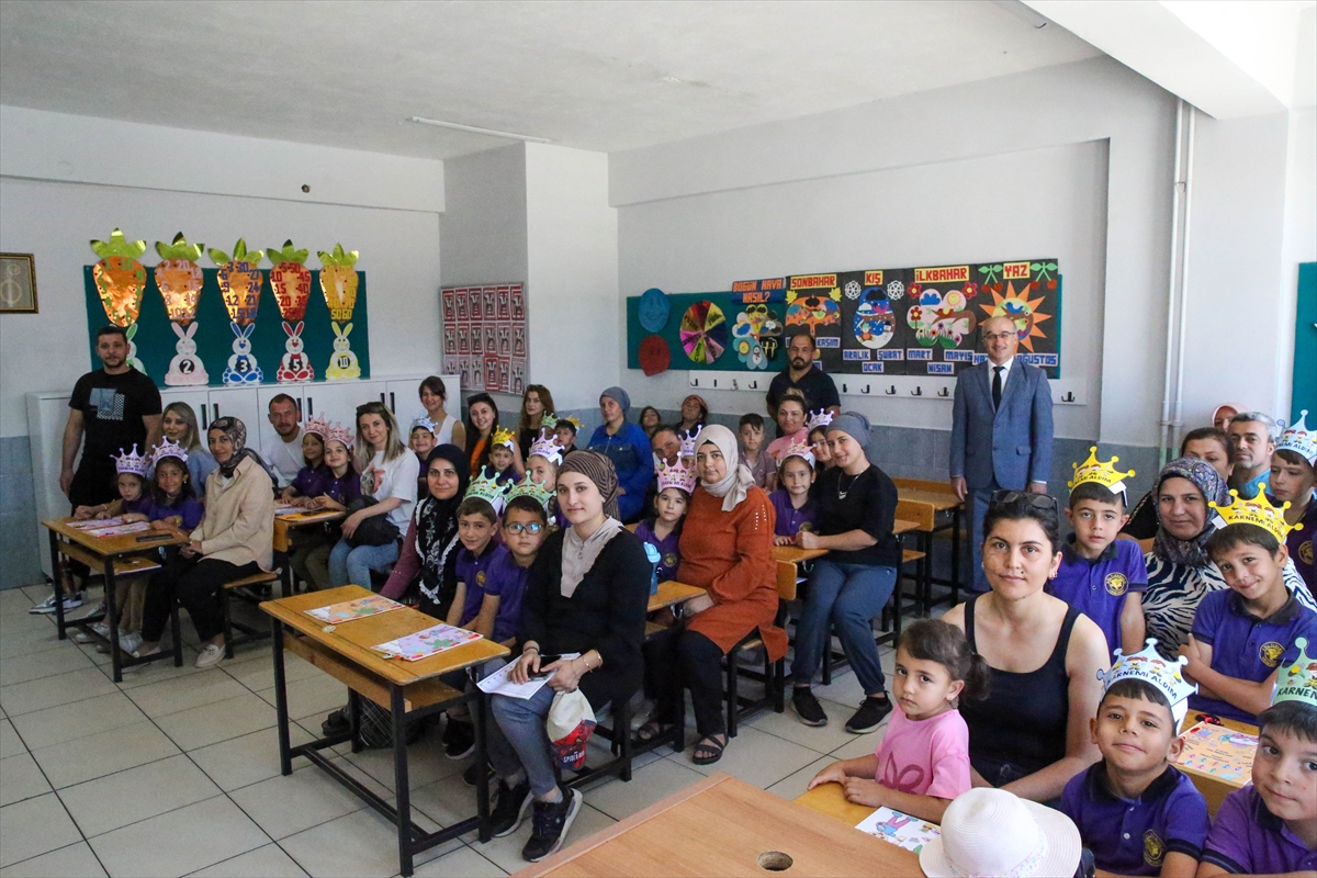 Ege'de öğrenciler karnelerini aldı
