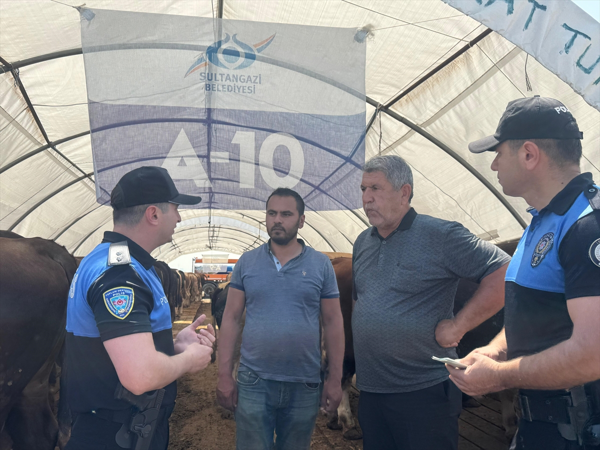 Polisler, kurban pazarında satıcıları sahte para ve tantanacılık konusunda bilgilendirdi