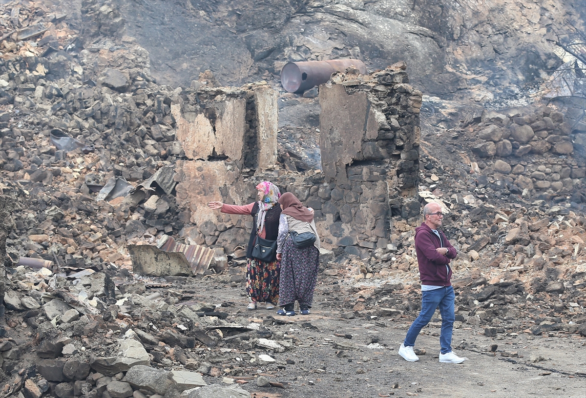 Sakarya ile Bilecik sınırındaki Köprücek köyü, yangında büyük zarar gördü