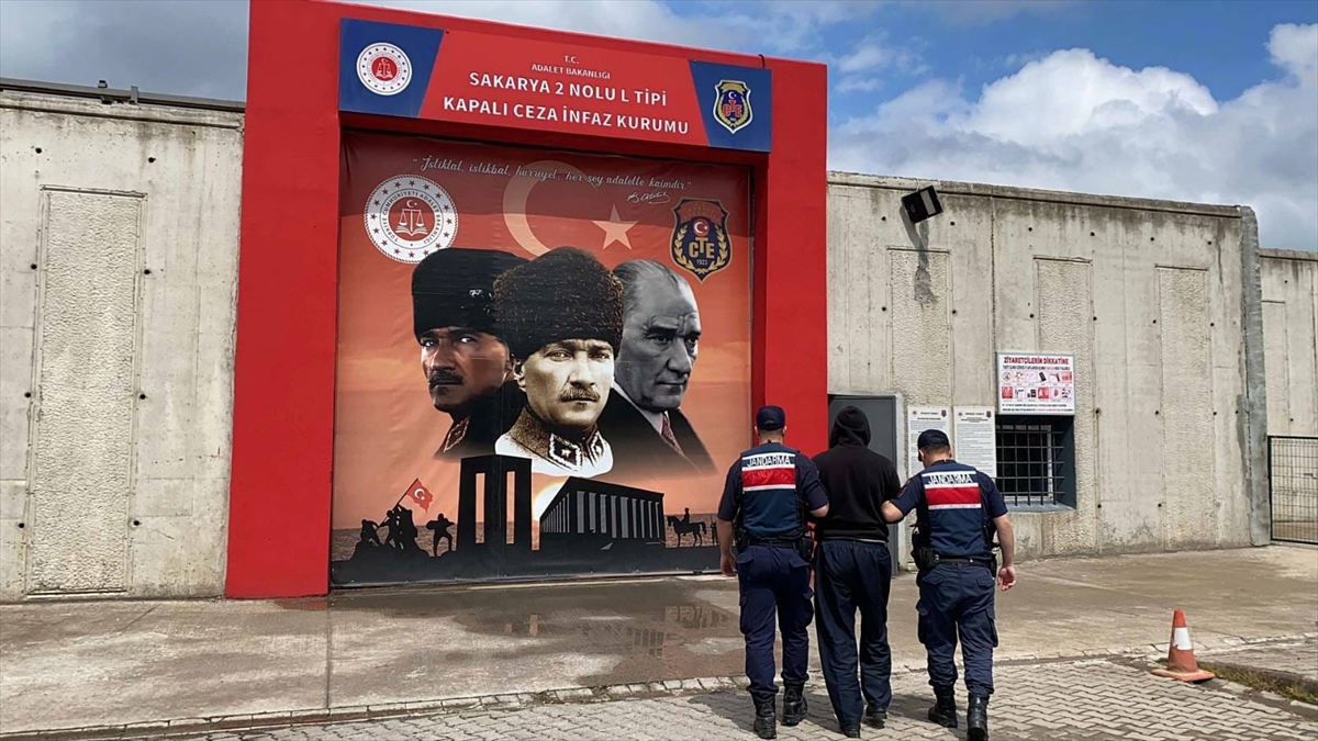 Sakarya'da arkadaşını tabancayla yaralayıp kaçan zanlı taksinin bagajından çıkarken yakalandı